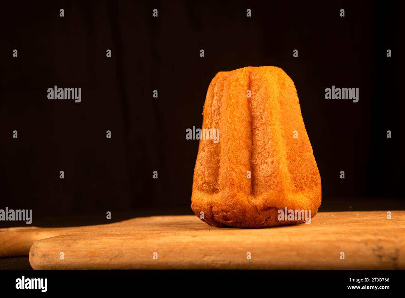 Un regalo di Natale italiano su sfondo nero Foto Stock