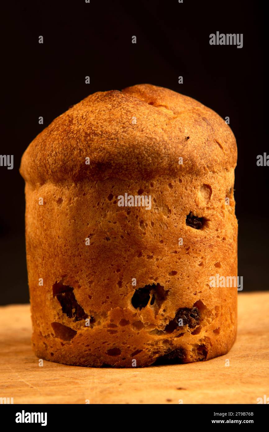 Un regalo di Natale italiano su sfondo nero Foto Stock