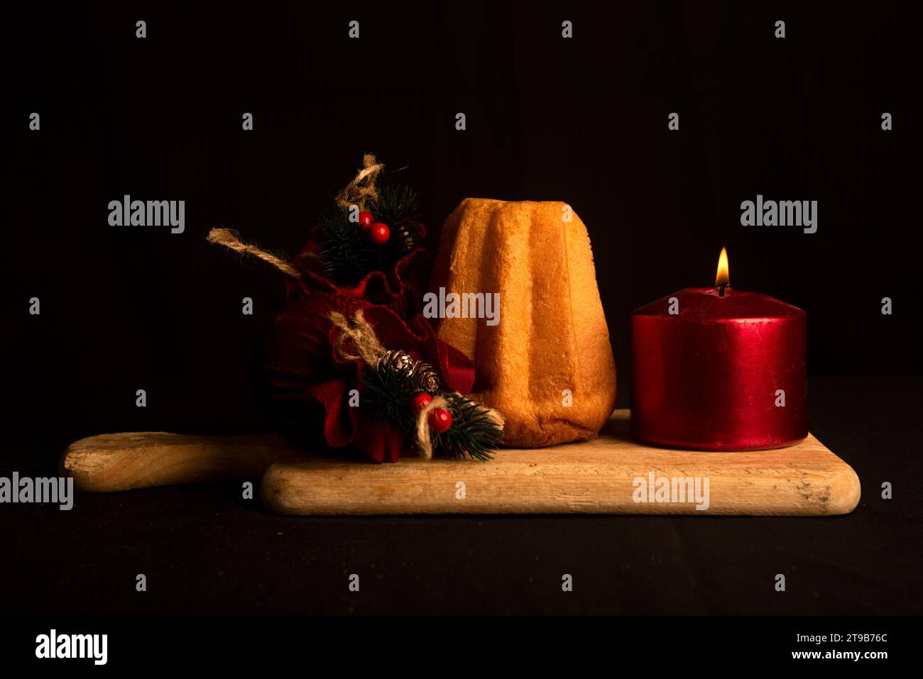 Un regalo di Natale italiano su sfondo nero Foto Stock