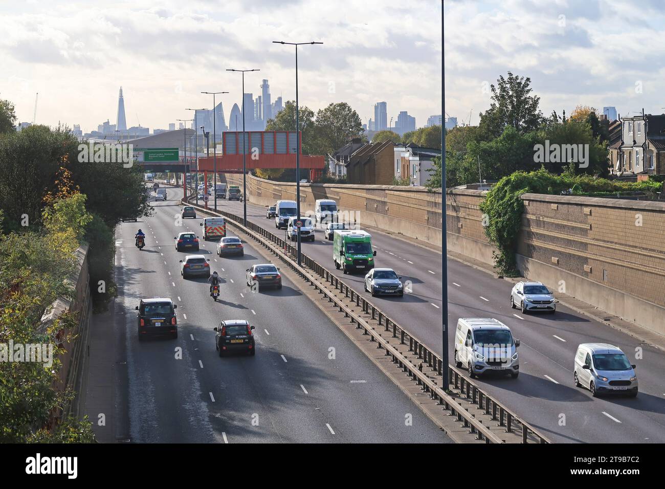 Vista dall'alto dell'asta a doppia carreggiata A12 a Leyton, Londra, Regno Unito. Guardando a ovest verso la City di Londra, visibile all'orizzonte. Foto Stock