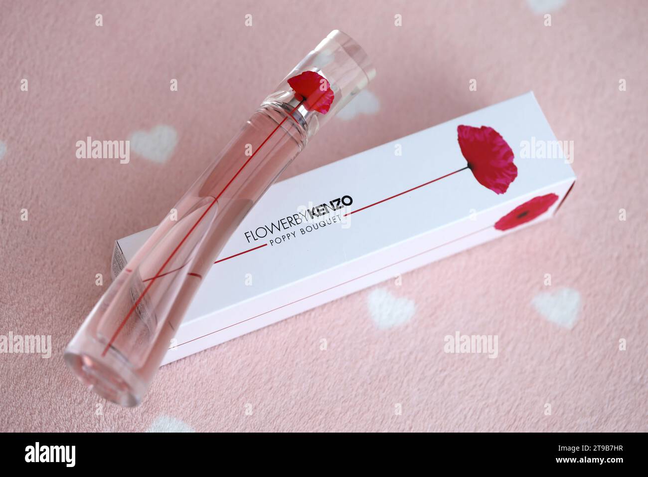KIEV, UCRAINA - 4 MAGGIO 2023: Flacone di profumo Flower by Kenzo Poppy Bouquet con fiore di papavero rosso Foto Stock