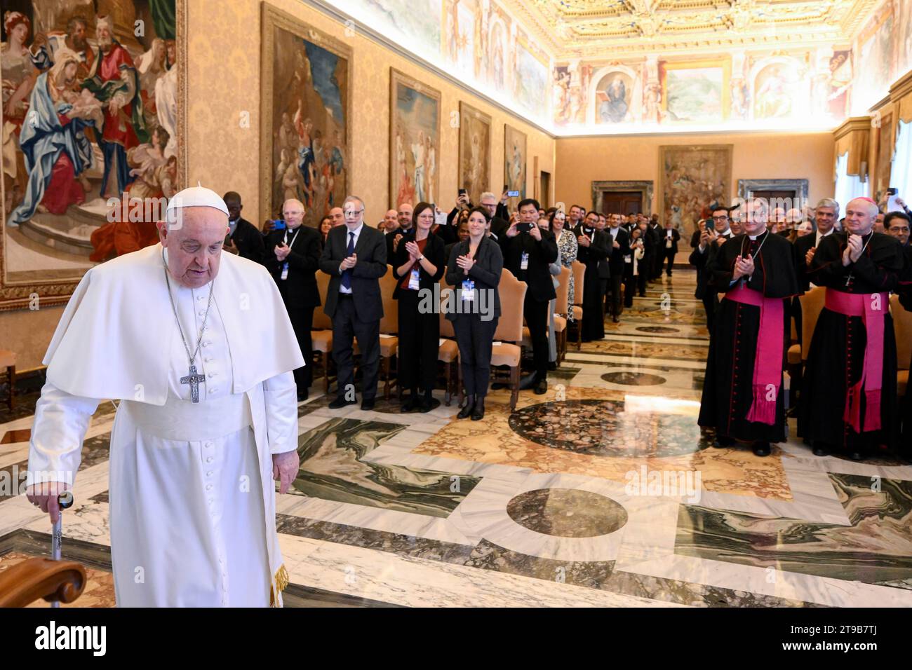 Vaticano, Vaticano. 24 novembre 2023. Italia, Roma, Vaticano, 2023/11/24.Papa Francesco durante l'incontro con i partecipanti all'incontro dei cappellani e dei Pastori universitari in Vaticano Fotografia di dinamica Media /Catholic Press Photo s. LIMITATA ALL'USO EDITORIALE - NO MARKETING - NO CAMPAGNE PUBBLICITARIE. Credito: Agenzia fotografica indipendente/Alamy Live News Foto Stock