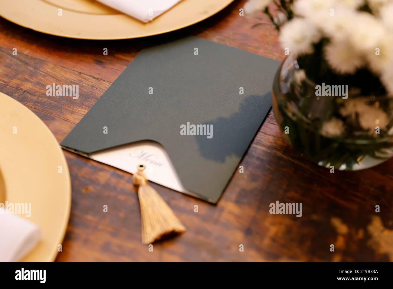 elegante menu per feste con confezione scura su un tavolo di legno Foto Stock