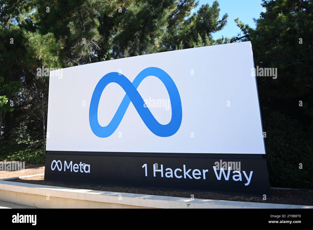 Menlo Park, California, USA - 28 luglio 2023: Cartello con il logo meta vicino alla sede centrale di Meta Platforms su 1 hacker Way. Foto Stock