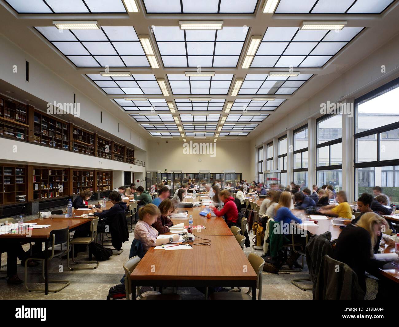 Il Boekentoren è una torre alta 64 metri situata nella città belga di Gand, progettata dall'architetto-artista belga Henry Van de Velde. Foto Stock