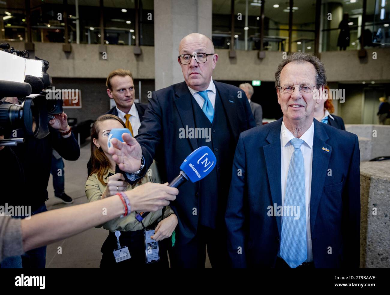 L'AIA - Gom van Strien all'arrivo alla camera dei rappresentanti per una consultazione con la Presidente vera Bergkamp. Van Strien è stato nominato come scout durante una consultazione con il Presidente della camera e i leader del partito scelti sulla base dei risultati elettorali provvisori. ANP REMKO DE WAAL netherlands Out - belgium Out Foto Stock