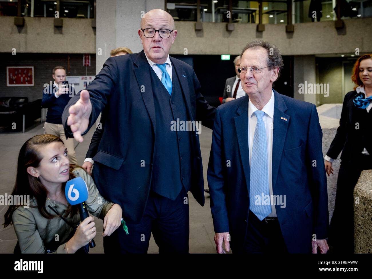 L'AIA - Gom van Strien all'arrivo alla camera dei rappresentanti per una consultazione con la Presidente vera Bergkamp. Van Strien è stato nominato come scout durante una consultazione con il Presidente della camera e i leader del partito scelti sulla base dei risultati elettorali provvisori. ANP REMKO DE WAAL netherlands Out - belgium Out Foto Stock