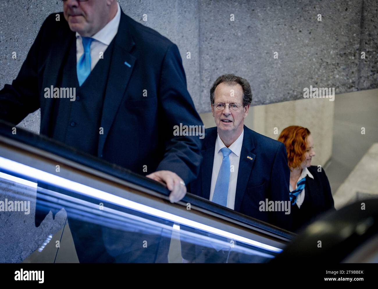 L'AIA - Gom van Strien all'arrivo alla camera dei rappresentanti per una consultazione con la Presidente vera Bergkamp. Van Strien è stato nominato come scout durante una consultazione con il Presidente della camera e i leader del partito scelti sulla base dei risultati elettorali provvisori. ANP REMKO DE WAAL netherlands Out - belgium Out Foto Stock