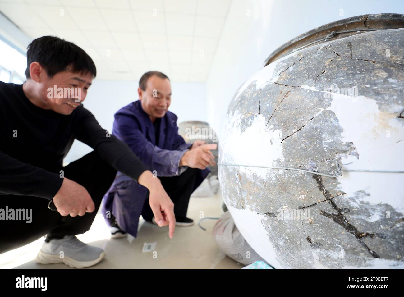 (231124) -- SHIJIAZHUANG, 24 novembre 2023 (Xinhua) -- questa foto scattata il 25 ottobre 2023 mostra gli archeologi che recuperano un vaso di ceramica rinvenuto nel sito di Bairen Town nella città di Xingtai, nella provincia di Hebei nella Cina settentrionale. Un gran numero di oggetti in ceramica, forni e strumenti per la fabbricazione di ceramiche risalenti a circa 2.000 anni fa sono stati rinvenuti nelle rovine di un'antica città nella provincia di Hebei nella Cina settentrionale, fornendo ulteriori prove per lo studio dell'industria della ceramica durante la dinastia Han (202 a.C.-220 d.C.). DA ABBINARE A "antiche ceramiche, forni e pozzi rinvenuti nelle rovine della Cina settentrionale" (Xinhua) Foto Stock