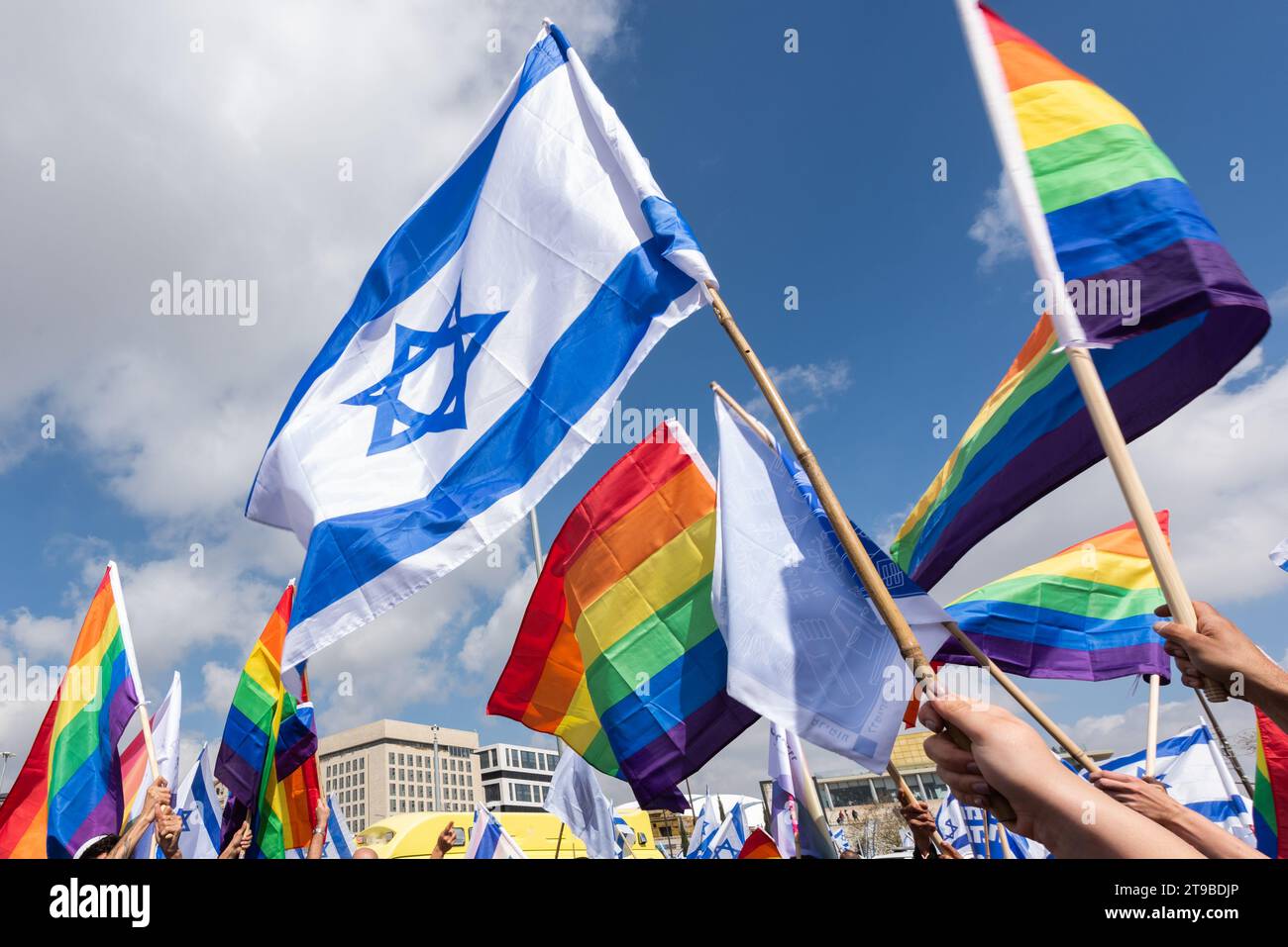 Bandiere bianche e blu multiple dello Stato di Israele e bandiere arcobaleno portate dai manifestanti durante una manifestazione a favore della democrazia a Gerusalemme. Foto Stock