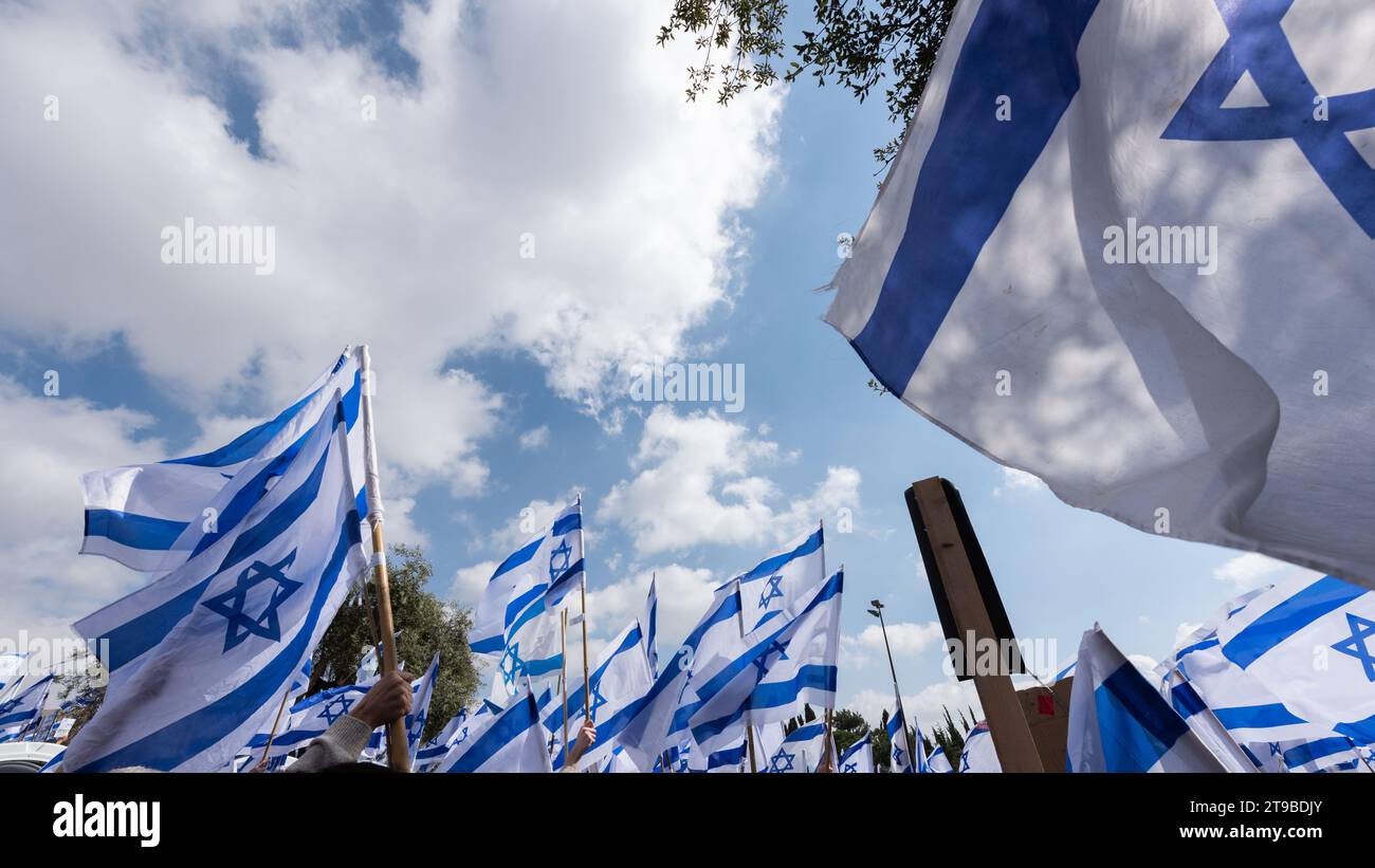 Bandiere bianche e blu multiple dello Stato di Israele portate da manifestanti durante una manifestazione a favore della democrazia. Foto Stock