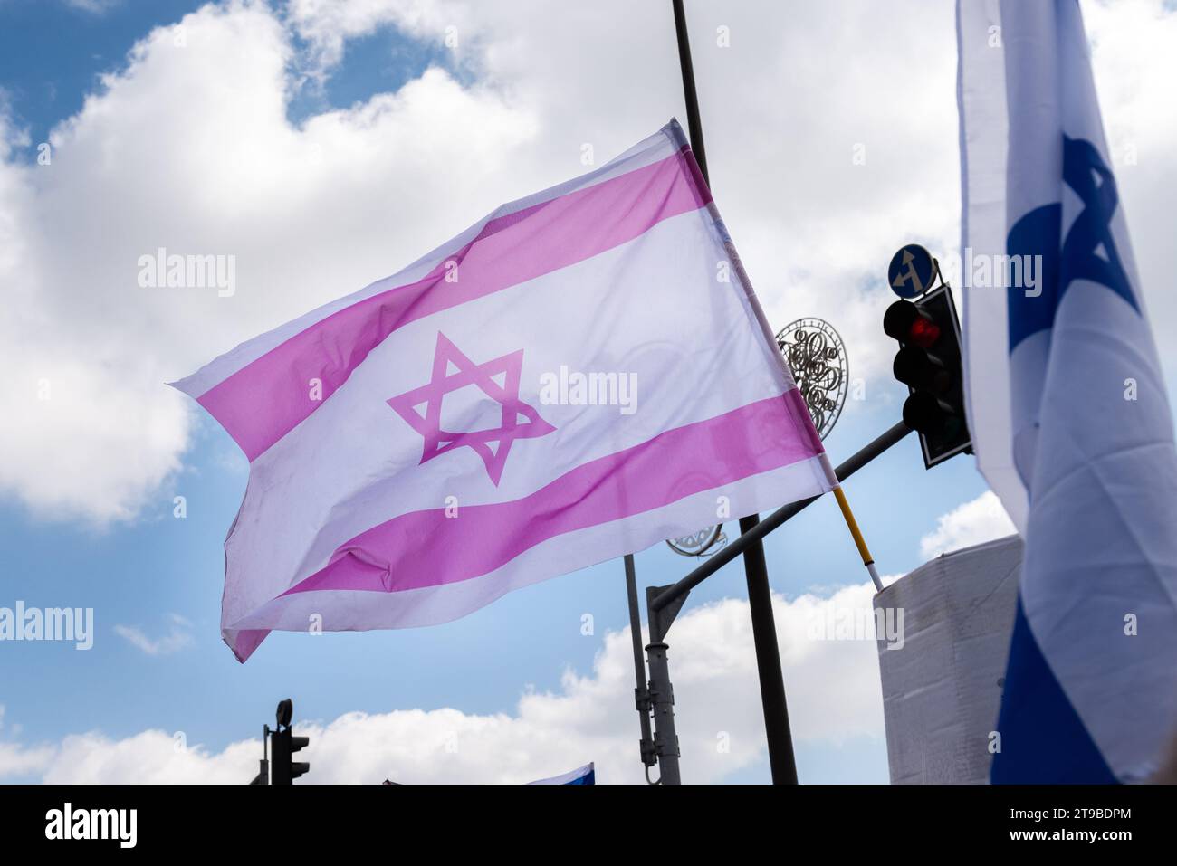 Bandiere bianche e blu multiple dello Stato di Israele portate da manifestanti durante una manifestazione a favore della democrazia. Foto Stock