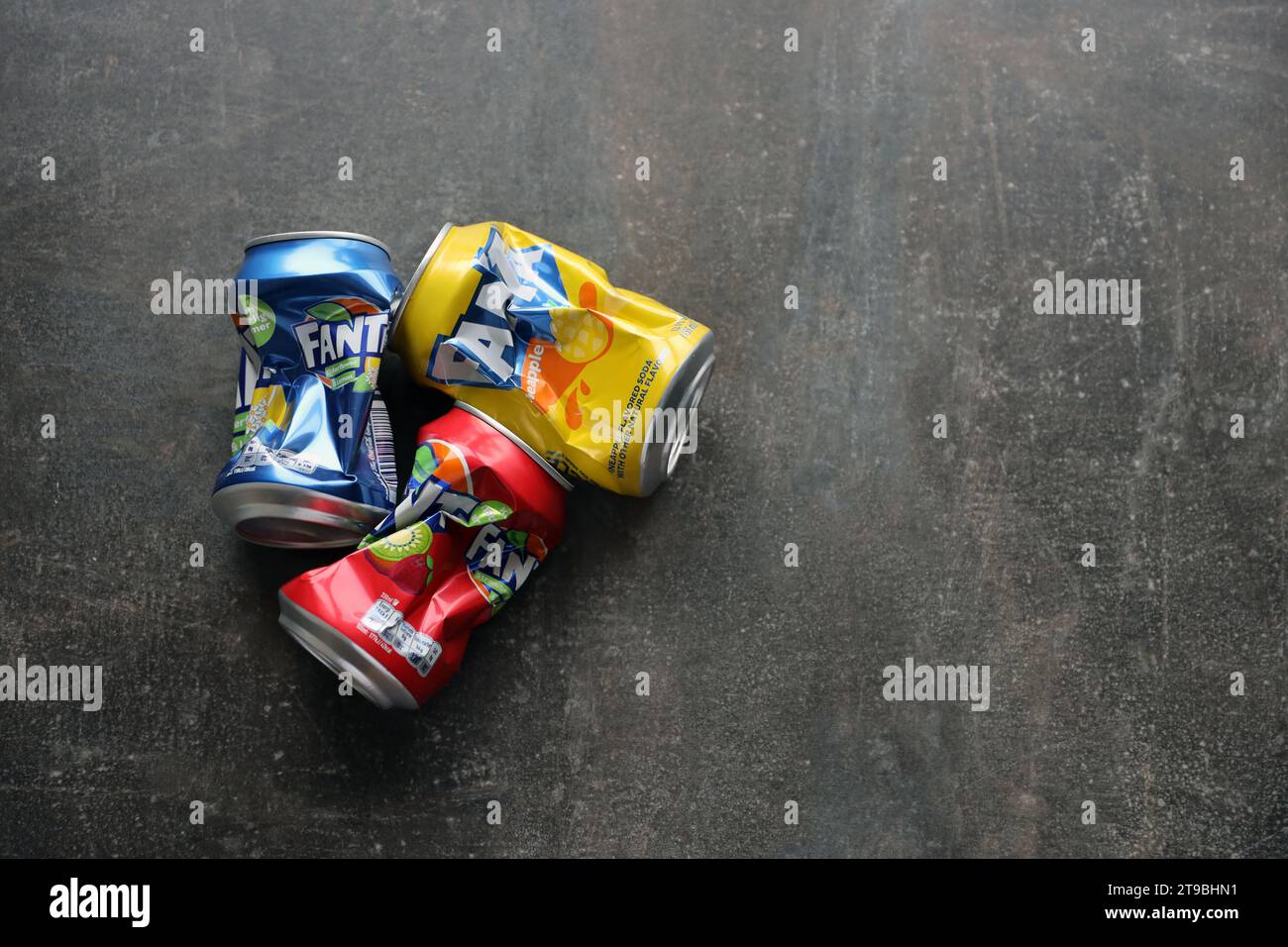 KIEV, UCRAINA - 4 MAGGIO 2023: Primo piano di lattine di latta crumpled di marca di bibite analcoliche Fanta con vari sapori Foto Stock