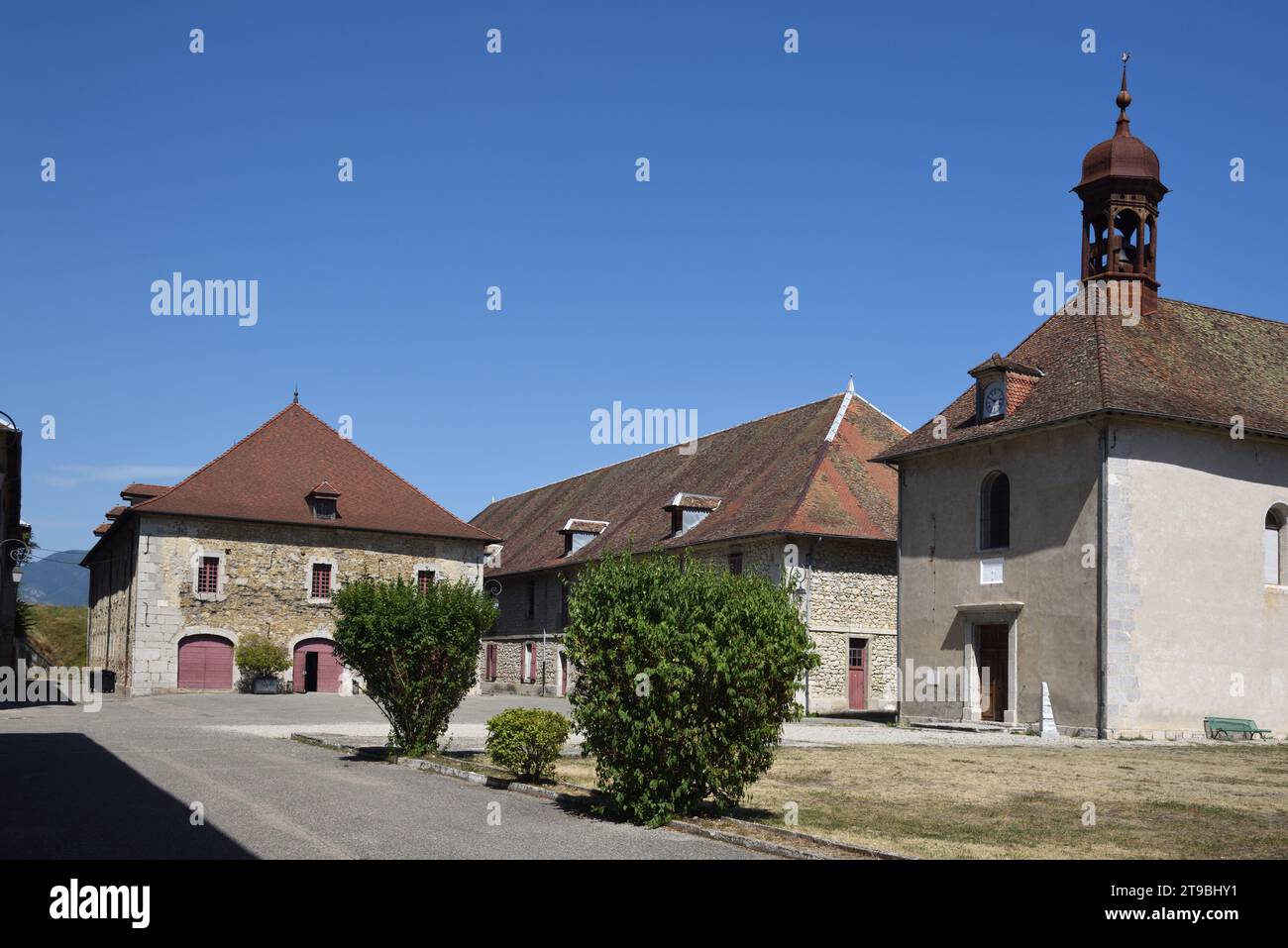 Cortile interno e Cappella (a destra) Fort Barraux (1597), Bastione medievale Fort alias Fort de Saint Barthélémy, Barraux Isère Francia Foto Stock
