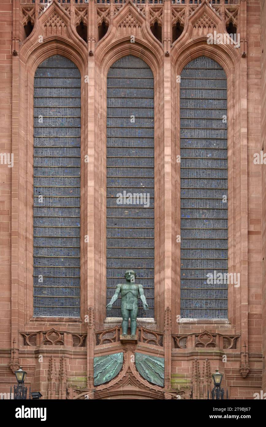 Triple finestre gotiche e scultura di Cristo risorto (1993) di Dame Elisabeth Frink sulla facciata dell'ingresso ovest della cattedrale anglicana di Liverpool Foto Stock