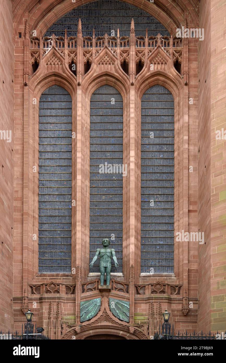 Triple finestre gotiche e scultura di Cristo risorto (1993) di Dame Elisabeth Frink sulla facciata dell'ingresso ovest della cattedrale anglicana di Liverpool Foto Stock