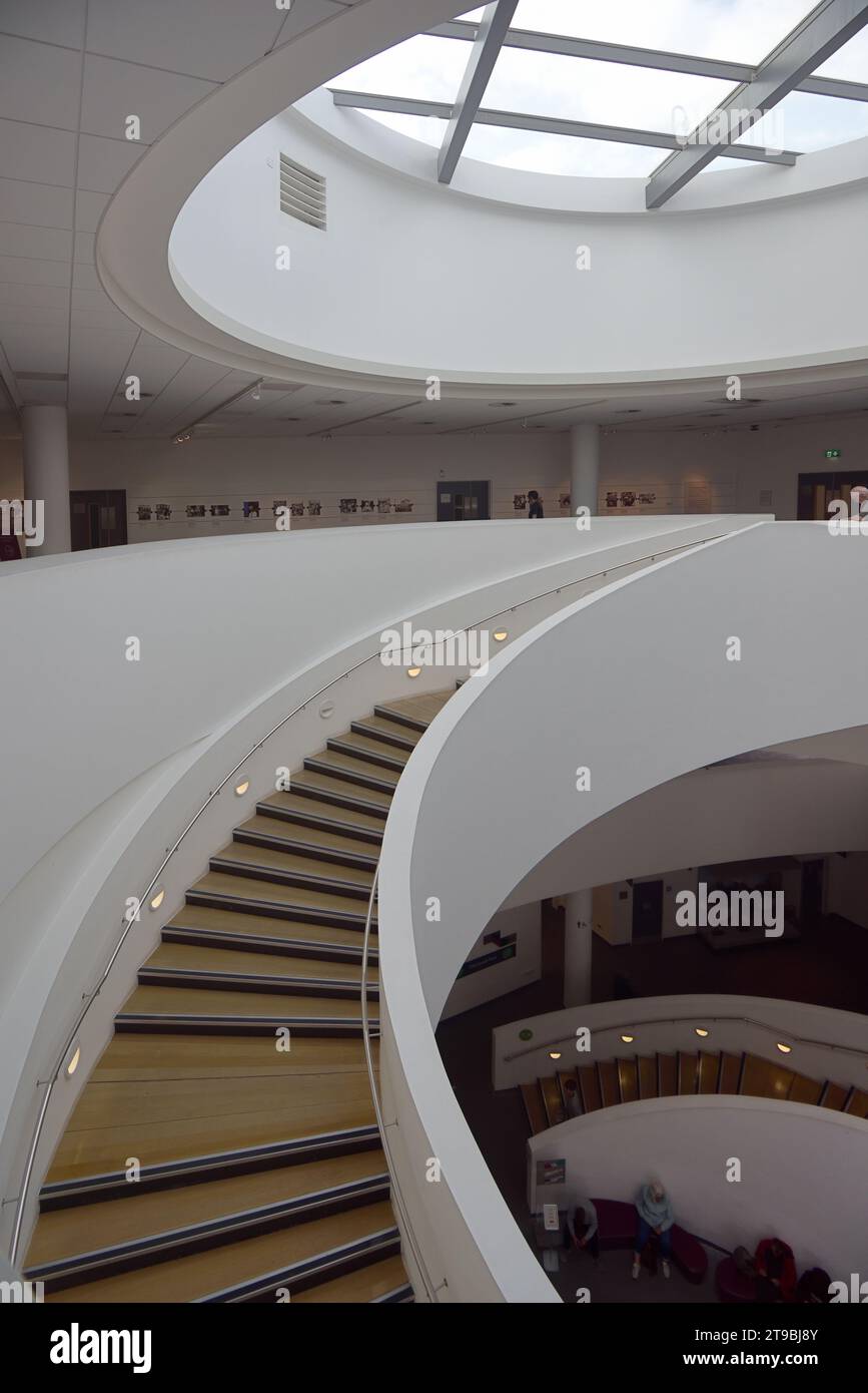 Scala a spirale e lucernario circolare, lucernario o finestra sul tetto, Museo di Liverpool (2011), progettato da 3XN Architects, sul Pier Head, Liverpool Foto Stock