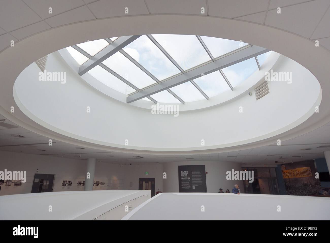 Lucernario circolare, lucernario o finestra sul tetto, Museo di Liverpool (2011), progettato da 3XN Architects, sul Pier Head, Liverpool Foto Stock