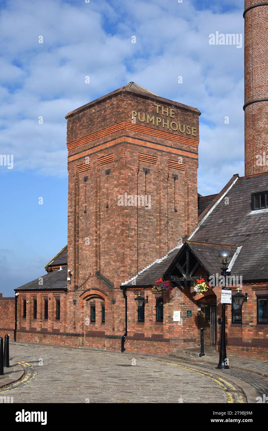 Il Pump House o Pumphouse Pub & Restaurant, originariamente una stazione di pompaggio idraulica costruita nel 1870 Albert Dock Liverpool Inghilterra Regno Unito Foto Stock