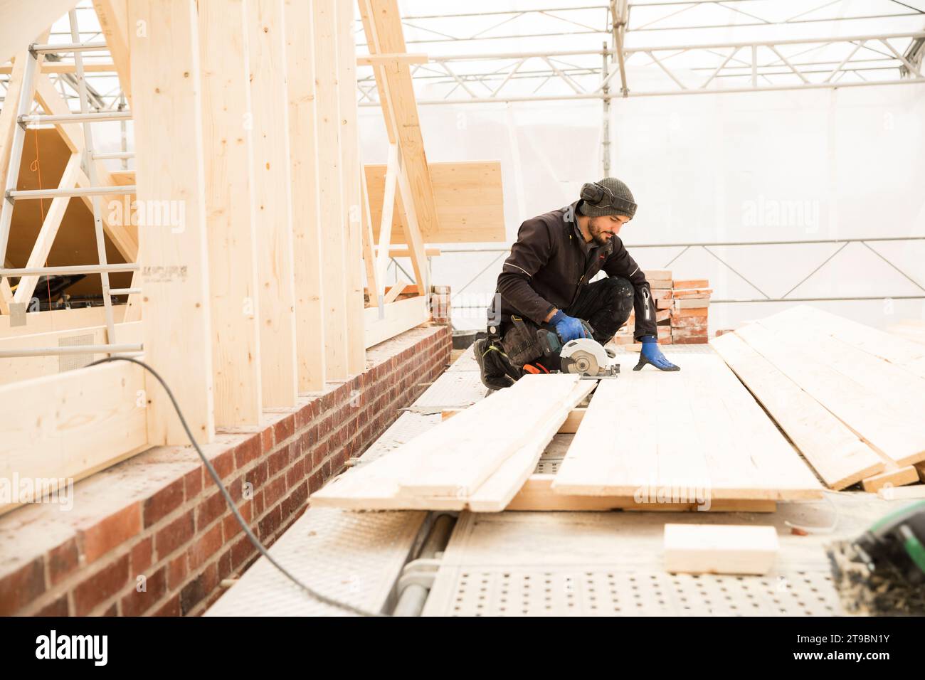 Lavoratore di costruzione di sesso maschile in cantiere Foto Stock