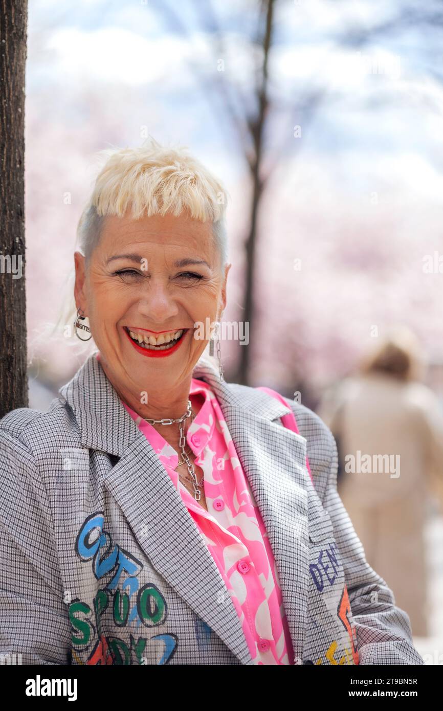 Ritratto di una donna matura elegante che si rilassa all'aperto Foto Stock