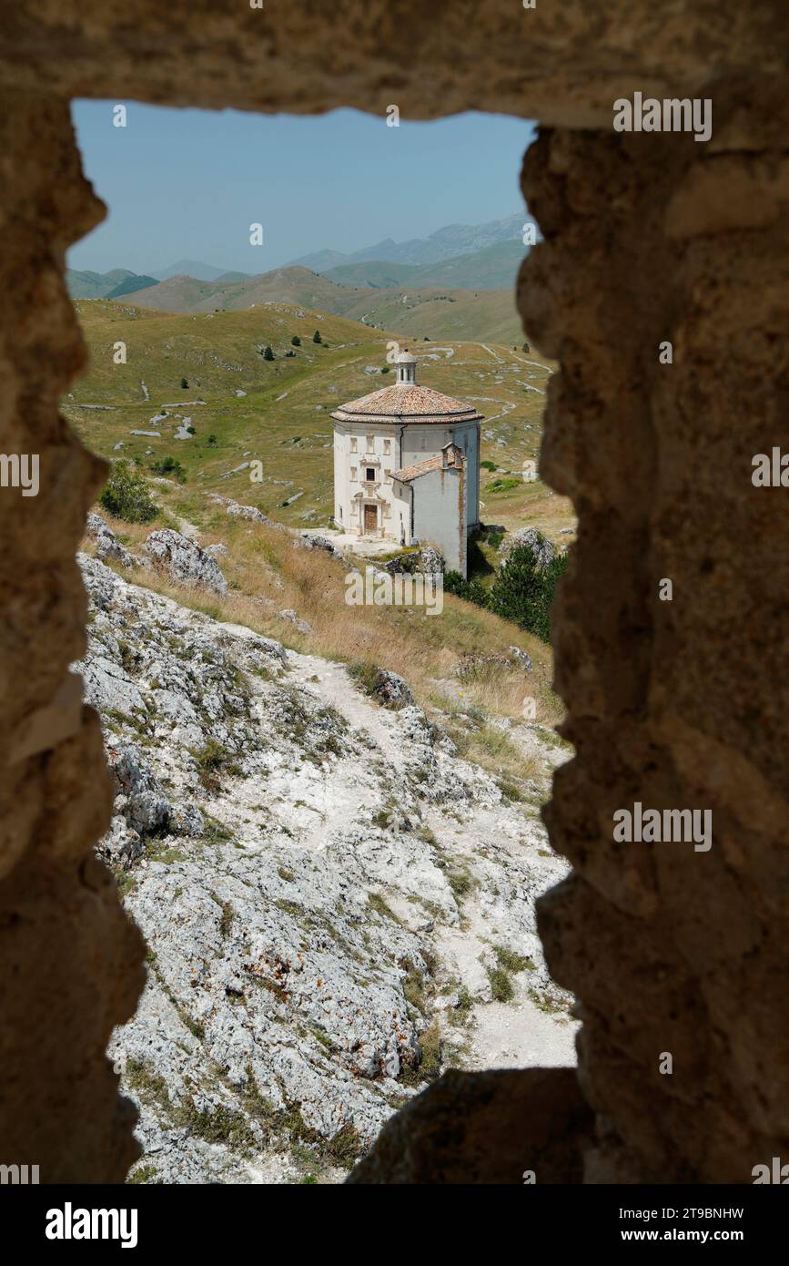 Chiesa di Santa Maria della Pieta, Rocca Calascio, Provincia dell'Aquila, regione Abruzzo Foto Stock