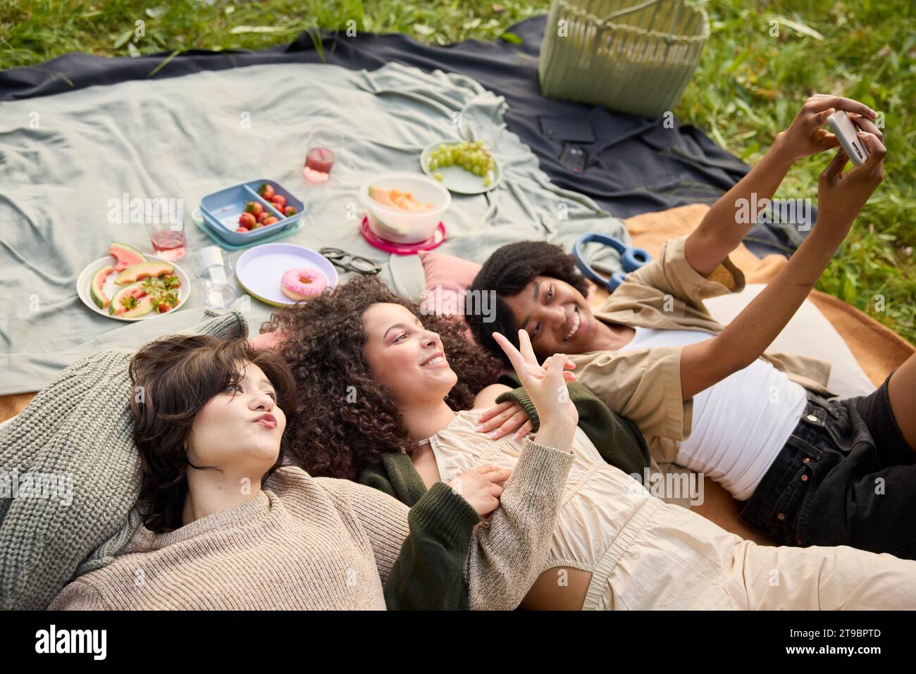 Ragazze adolescenti felici che fanno selfie al picnic Foto Stock