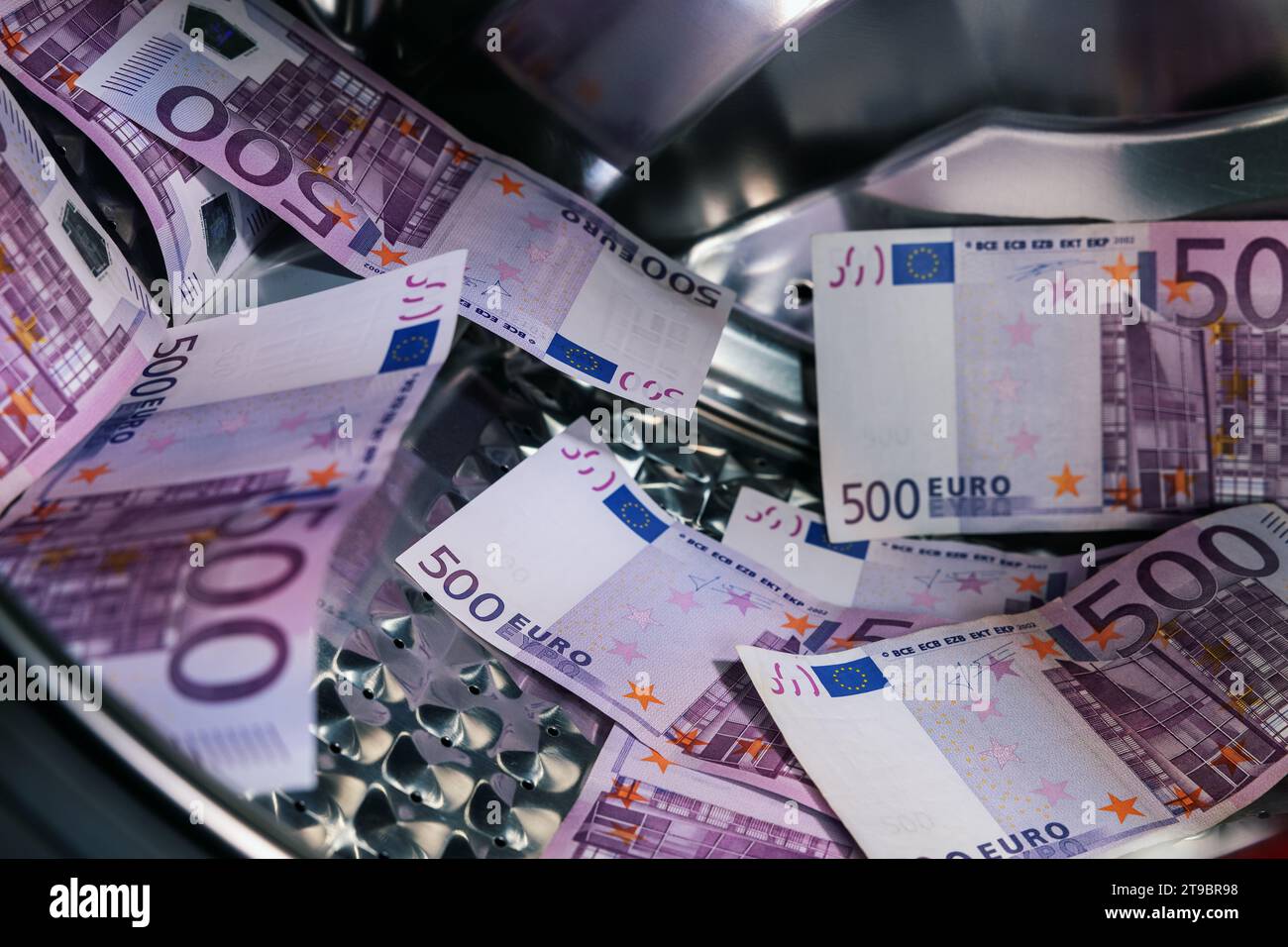 banconote in euro 500 nella lavatrice. riciclaggio di denaro sporco e concetto di economia ombra Foto Stock