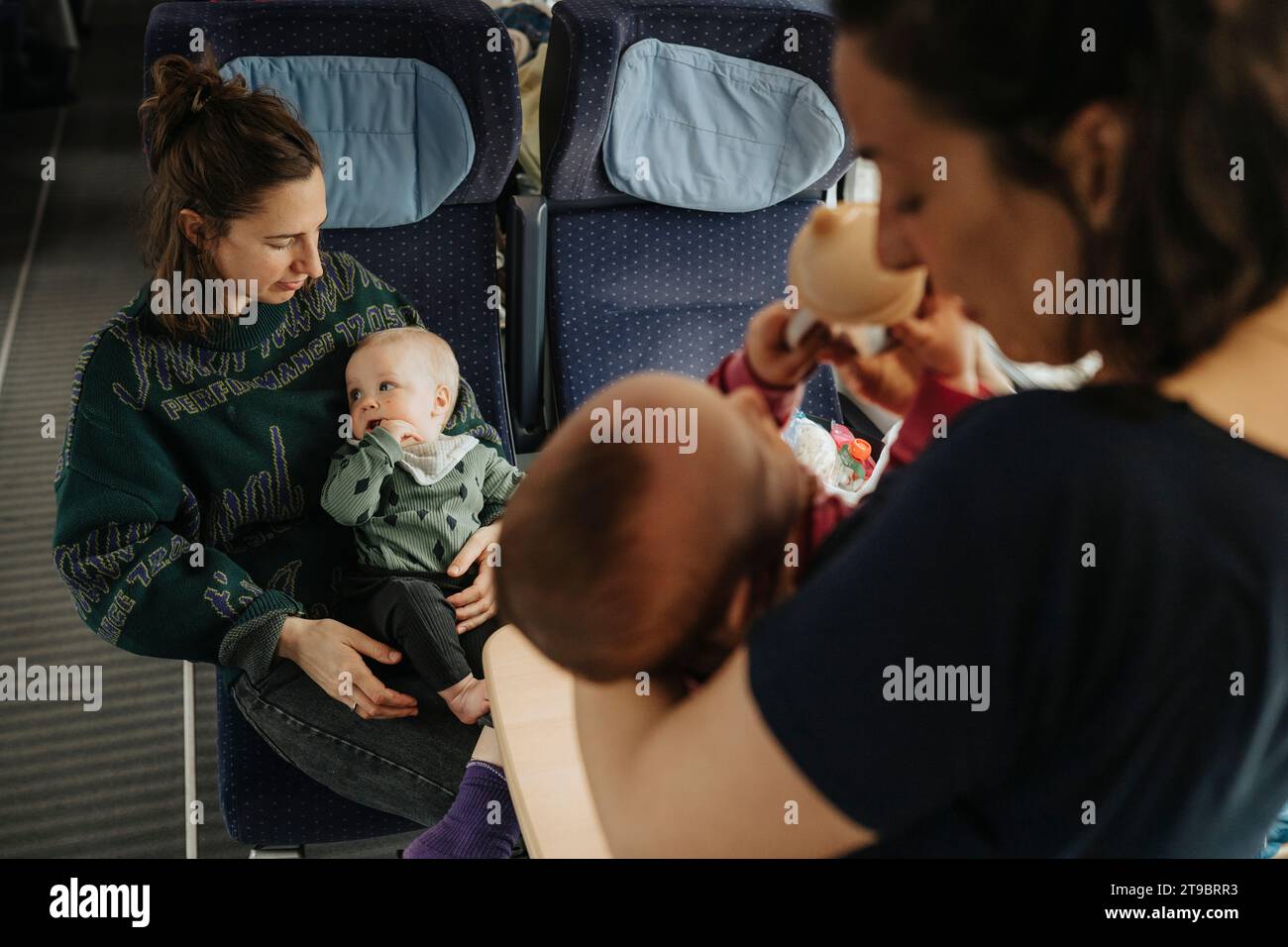 Donne che viaggiano con bambini in treno Foto Stock