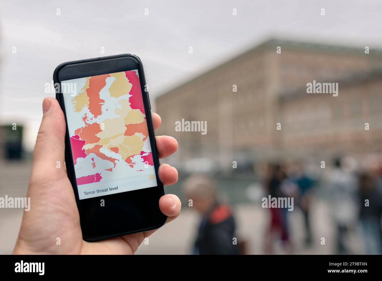 Mano corta della persona che tiene lo smartphone in città Foto Stock