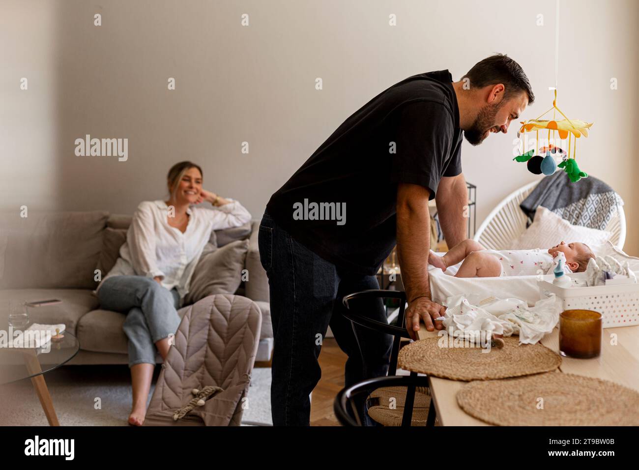 Padre e madre si divertono con il figlio a casa Foto Stock