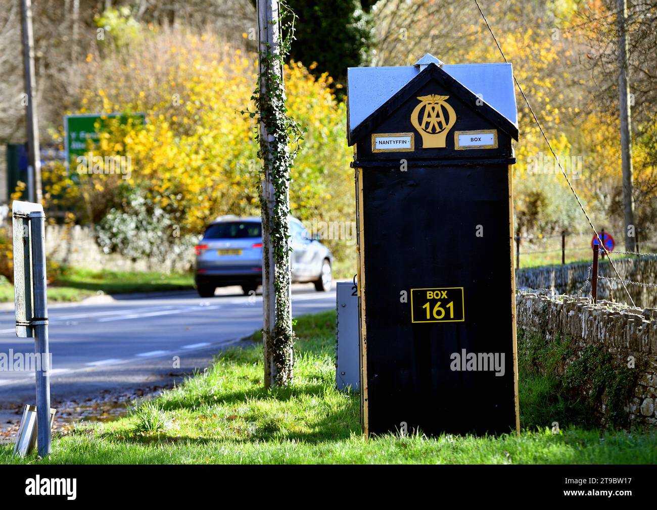 AA (Automobile Association) Box 161 - un ricordo di decenni passati quando i telefoni cellulari e Internet erano fantascienza. Il telefono di emergenza Foto Stock
