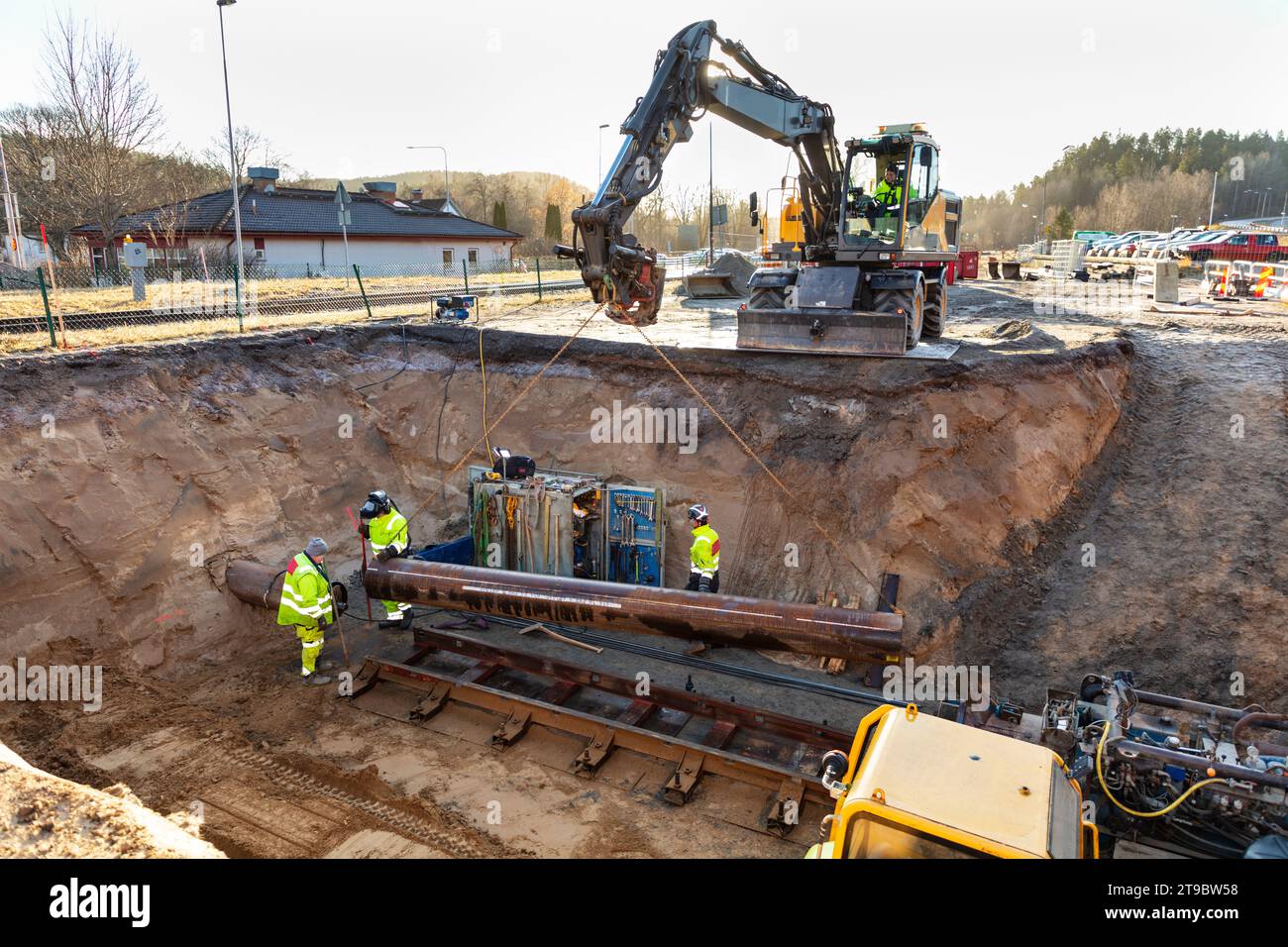 Lavoratori dei metalli che lavorano con macchine edili in cantiere Foto Stock