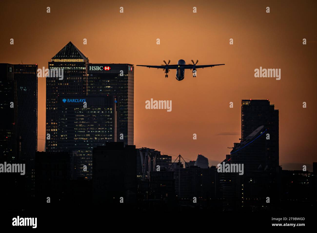 Tramonto all'aeroporto di Londra City Foto Stock