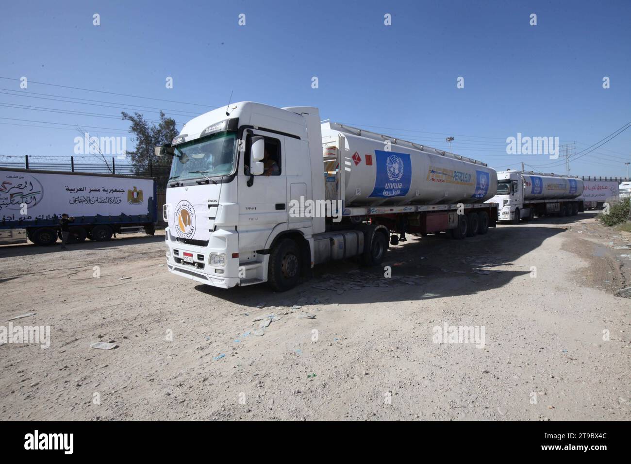 I camion che trasportano aiuti umanitari entrano nella Striscia di Gaza attraverso il valico di Rafah con Egypt i camion che trasportano aiuti umanitari entrano nella Striscia di Gaza attraverso il valico di Rafah con l'Egitto, ore dopo l'inizio di una tregua di quattro giorni nelle battaglie tra Israele e militanti palestinesi di Hamas, il 24 novembre 2023. Una tregua di quattro giorni nella guerra Israele-Hamas è iniziata il 24 novembre, con ostaggi destinati a essere rilasciati in cambio di prigionieri nella prima grande repressione in sette settimane di guerra che hanno causato migliaia di vite umane. Foto di Naaman Omar apaimages Rafah Striscia di Gaza territorio palestinese 241123 Rafah NAA 002 Foto Stock