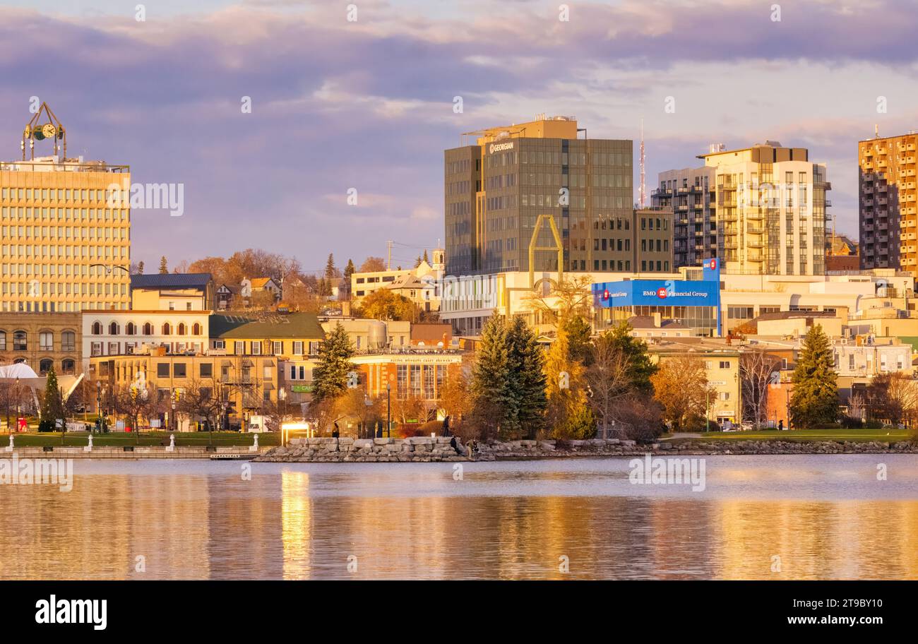 Barrie, Ontario/Canada - 15 novembre 2023: Vista panoramica degli edifici storici sul lungomare, tra cui il municipio e altri edifici commerciali e residenziali Foto Stock