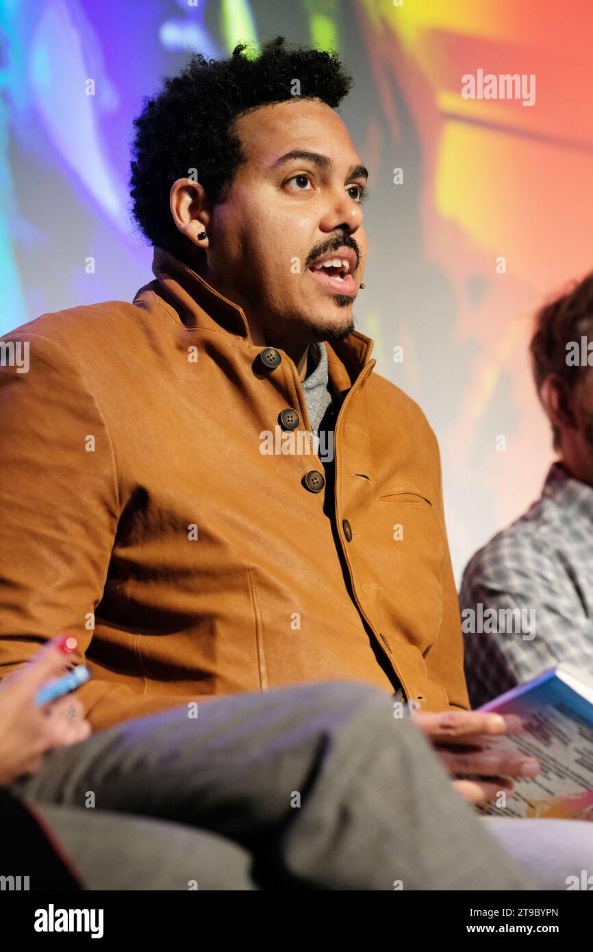 Hay Festival Winter Weekend, Hay on Wye, Powys, Galles, Regno Unito – venerdì 24 novembre 2023 – Jonathan Escoffery autore e candidato al Booker Prize nella lista breve legge dal suo romanzo If i Survive You - Photo Steven May / Alamy Live News Foto Stock