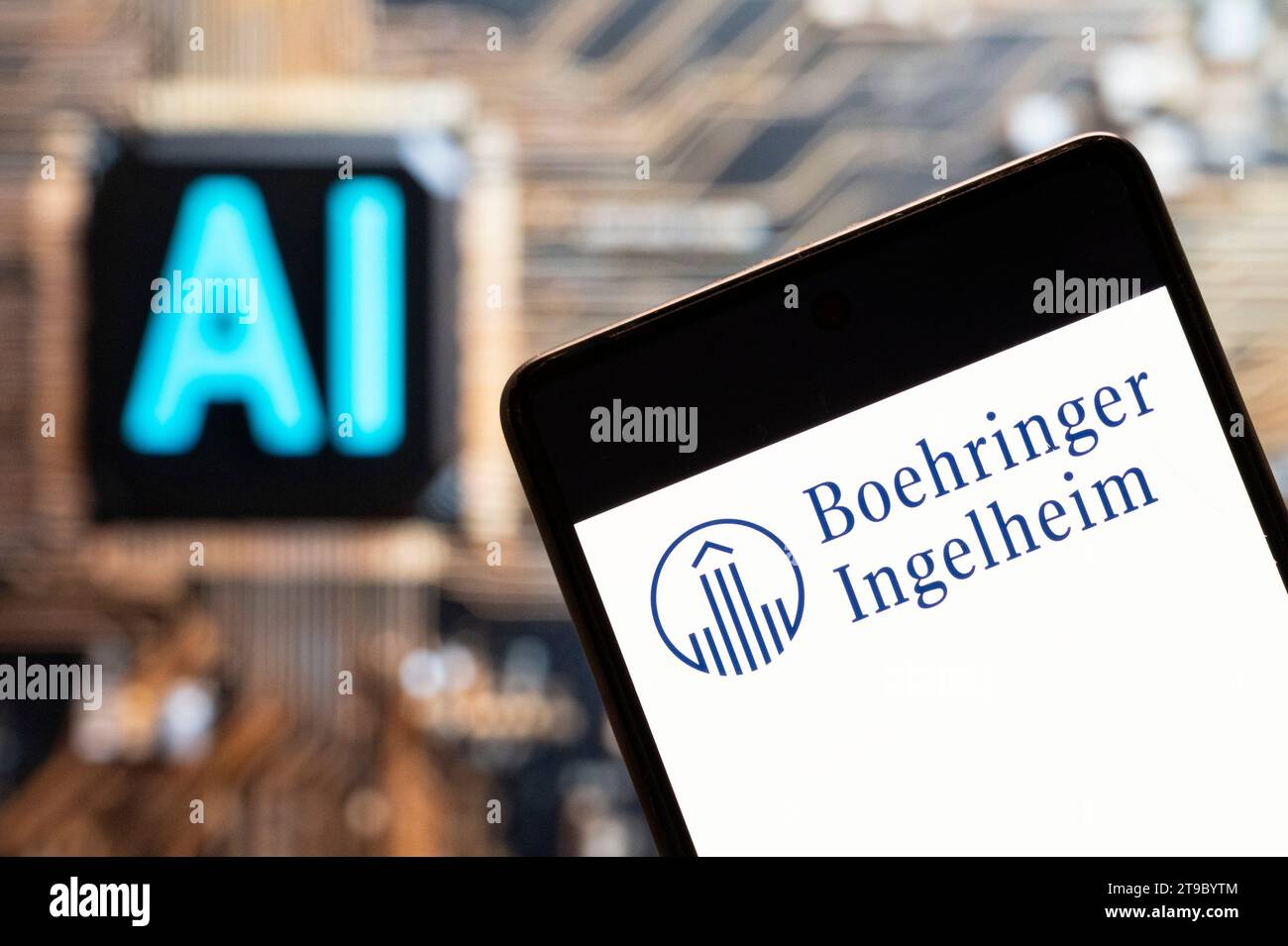 Cina. 3 novembre 2023. In questa immagine fotografica, l'azienda farmaceutica tedesca, guidata dalla ricerca, il logo Boehringer Ingelheim è visibile su uno smartphone con un chip e un simbolo di intelligenza artificiale (ai) sullo sfondo. Credito: SOPA Images Limited/Alamy Live News Foto Stock