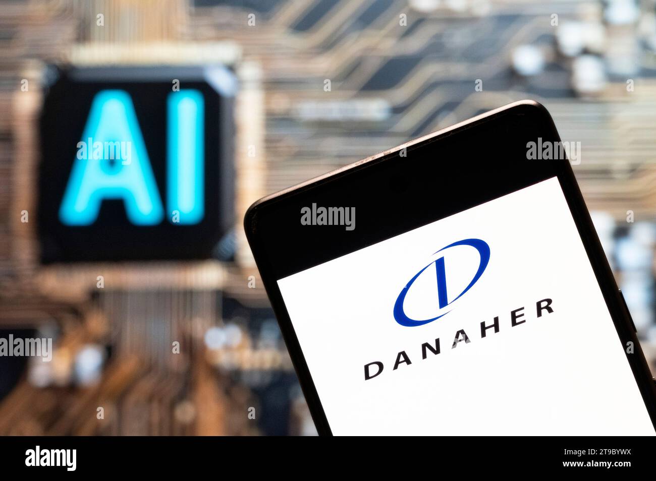 Cina. 3 novembre 2023. In questa foto, il conglomerato americano che produce prodotti e servizi medicali, industriali e commerciali, Danaher (NYSE: DHR), logo visualizzato su uno smartphone con un chip di intelligenza artificiale (ai) e un simbolo sullo sfondo. Credito: SOPA Images Limited/Alamy Live News Foto Stock