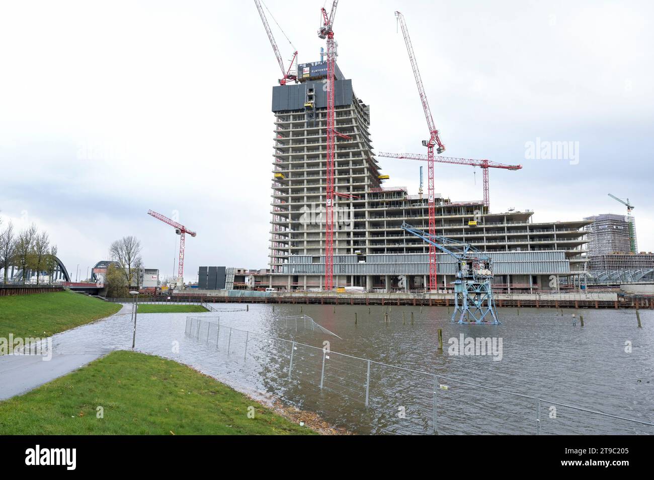 GERMANIA, Amburgo, Harbour City, cantiere di Elbtower di Signa Holding presso il fiume Elbe, impresa di costruzioni LUPP, finanziata e realizzata da Signa prime Selection AG società di Signa Holding, fondata dall'investitore immobiliare austriaco e miliardario Rene Benko , ufficio di architettura David Chipperfield, Signa Holding è fallita e ha dichiarato insolvenza nel novembre 2023 Foto Stock