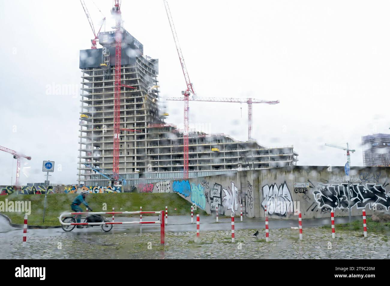 GERMANIA, Amburgo, Harbour City, cantiere di Elbtower di Signa Holding presso il fiume Elbe, impresa di costruzioni LUPP, finanziata e realizzata da Signa prime Selection AG società di Signa Holding, fondata dall'investitore immobiliare austriaco e miliardario Rene Benko , ufficio di architettura David Chipperfield, Signa Holding è fallita e ha dichiarato insolvenza nel novembre 2023 Foto Stock
