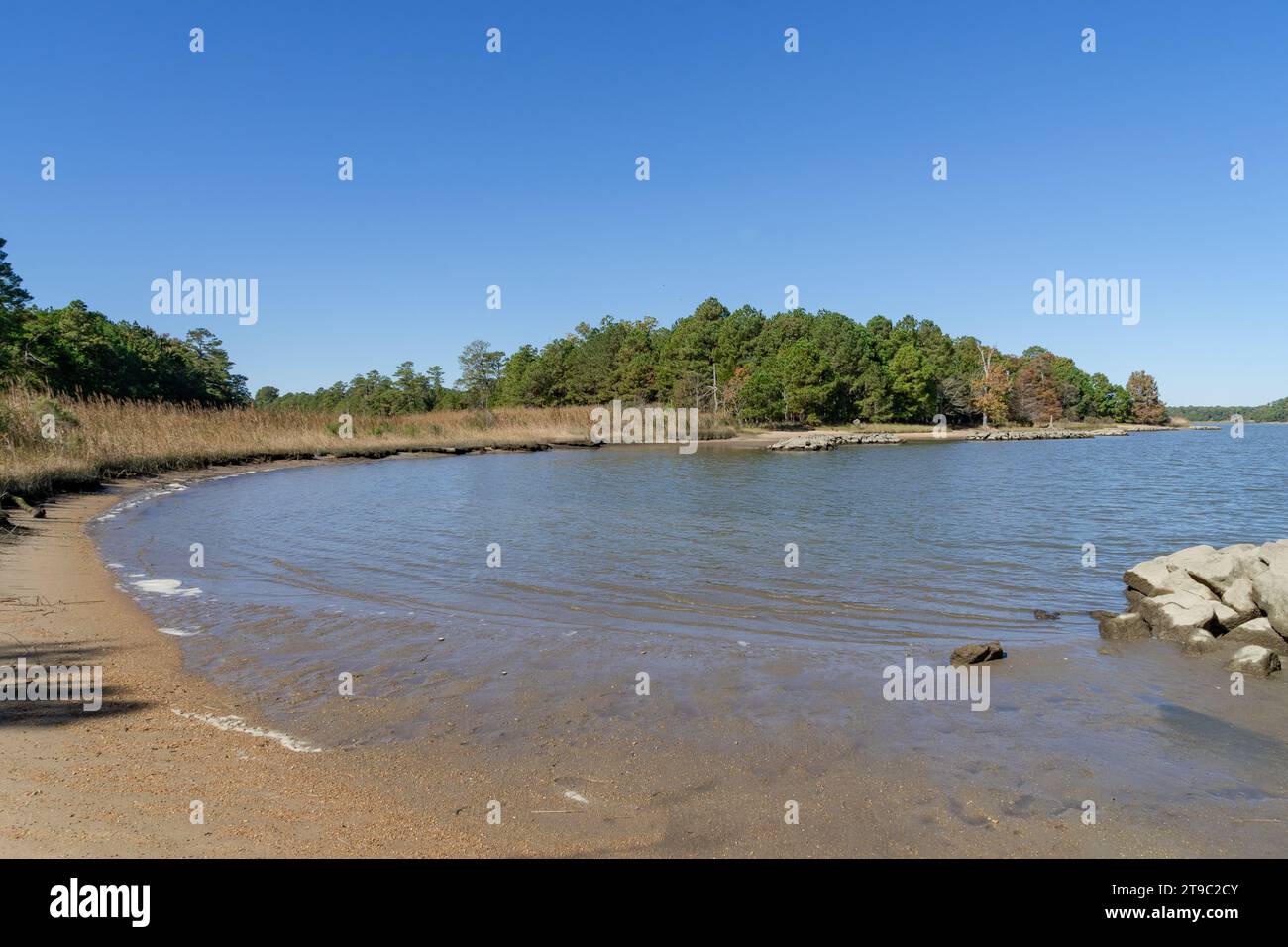 Calmare l'acqua vicino a un'insenatura o a un'insenatura Foto Stock