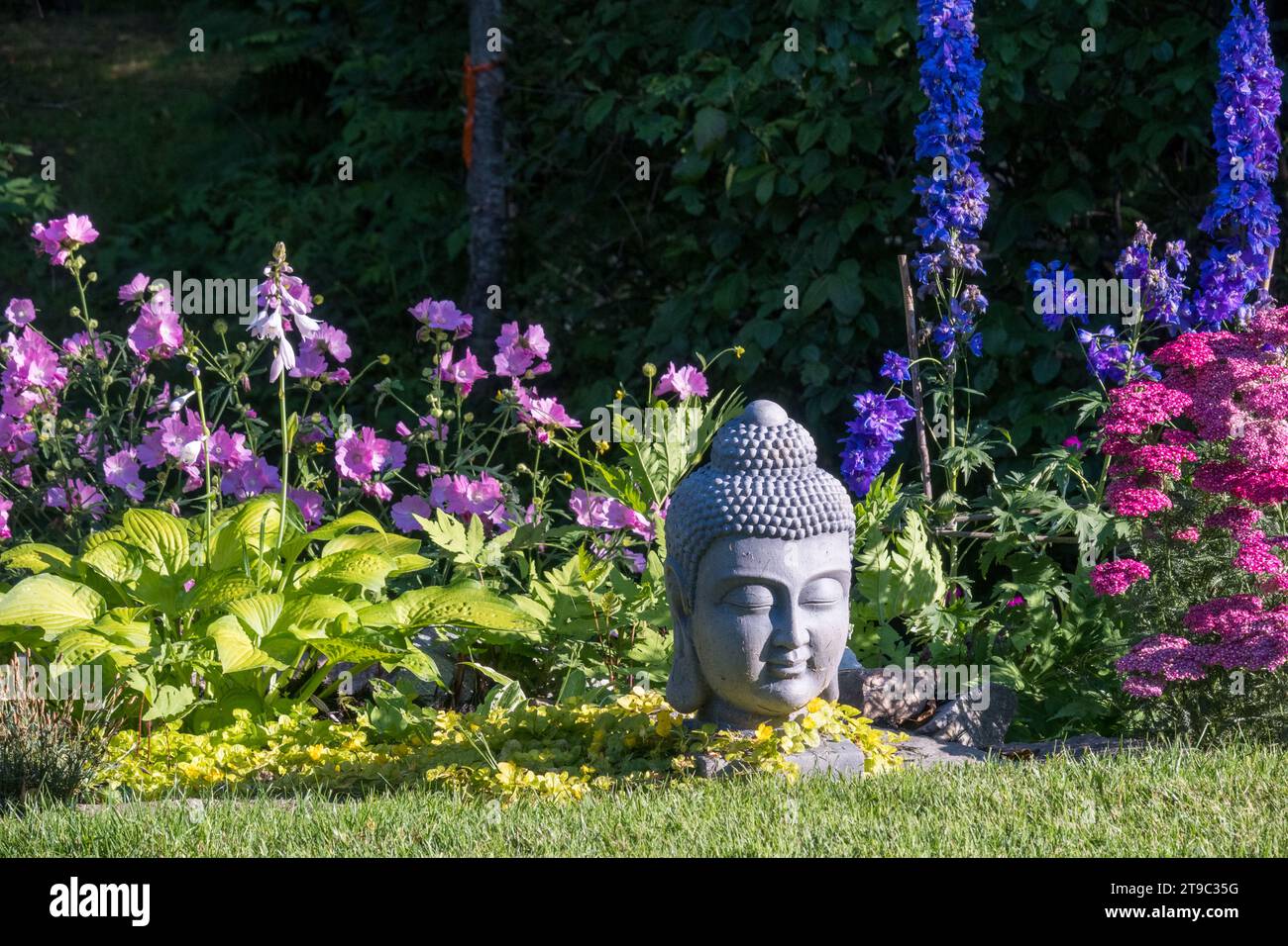 Testa di Buddha in un giardino. La Conception, Quebec, Canada. Foto Stock