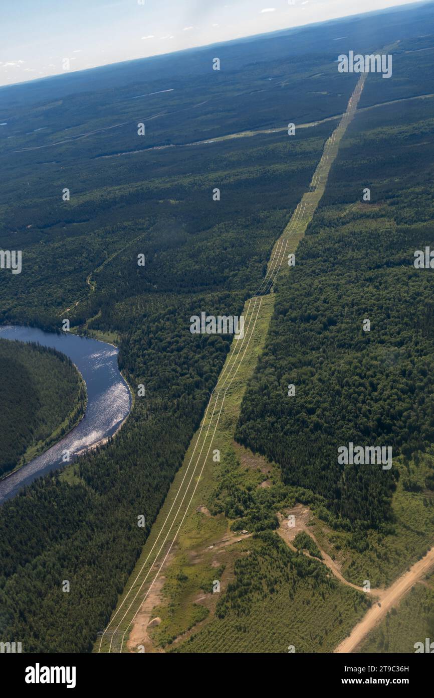Linea elettrica ad alta tensione e foresta Laurenziana da un punto di vista dall'alto, provincia di Quebec, Canada Foto Stock