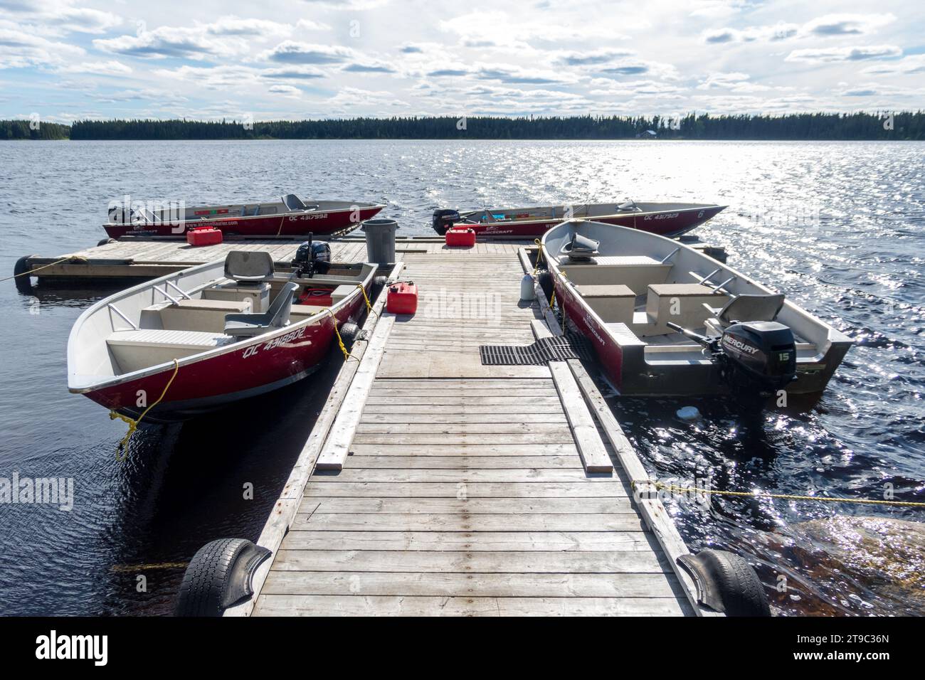 Barche da pesca ormeggiate al molo del Lac du male Outfitter, provincia di Quebec, Canada Foto Stock