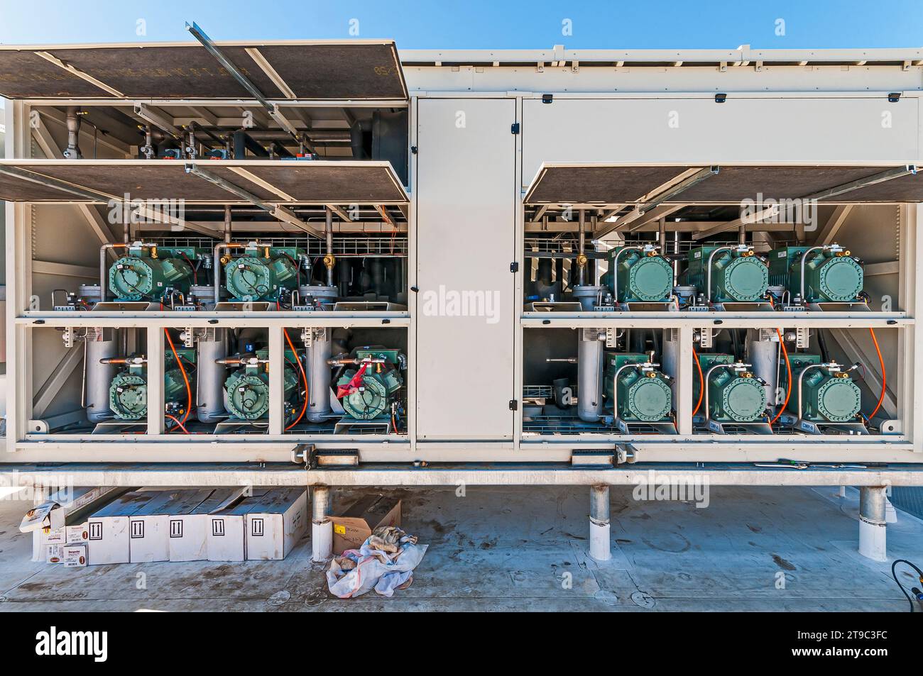 L'alloggiamento del compressore con sportelli aperti sul tetto in un magazzino di stoccaggio a freddo (refrigerazione industriale) a CO2 Foto Stock