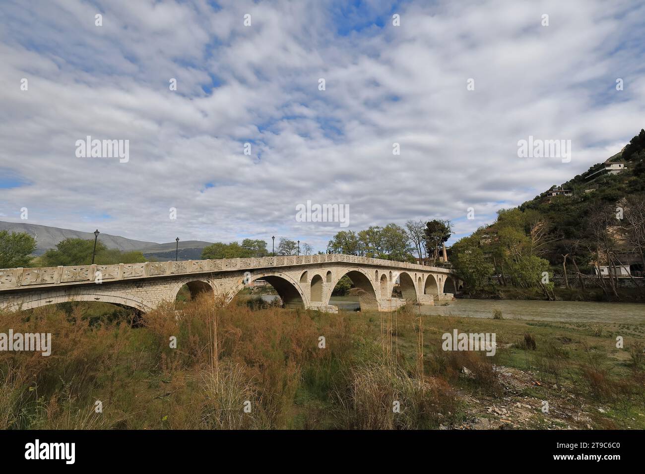 072 Ponte ottomano di Gorica sul fiume Osum tra la sponda sud-sinistra -Gorica- e il nord -Mangalem- distretti. Berat-Albania. Foto Stock