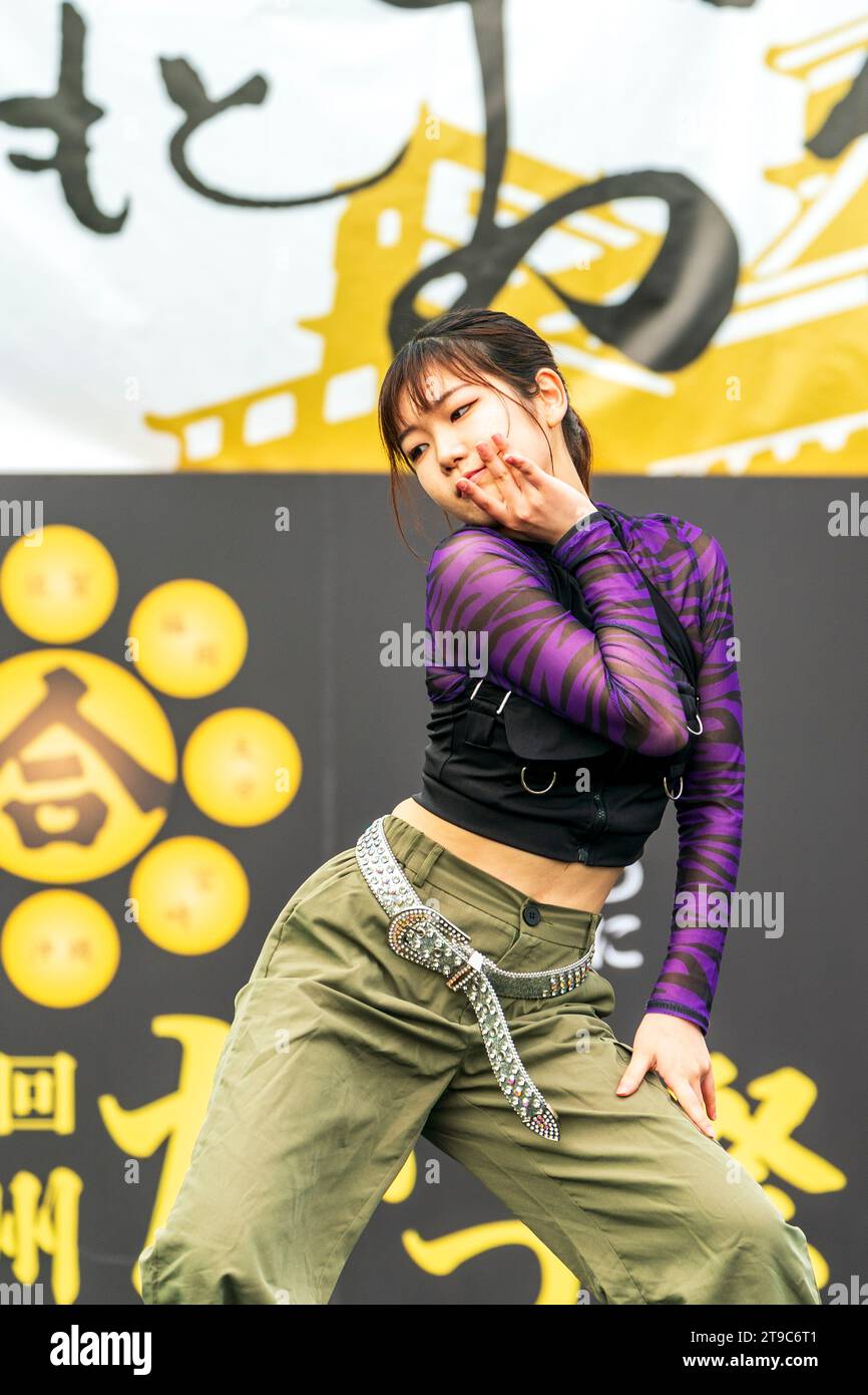 Giovane ragazza adolescente danzatrice vestito da strada ballare sul palco al festival annuale di danza Yosakoi, Kyusyu Gassai a Kumamoto. Foto Stock