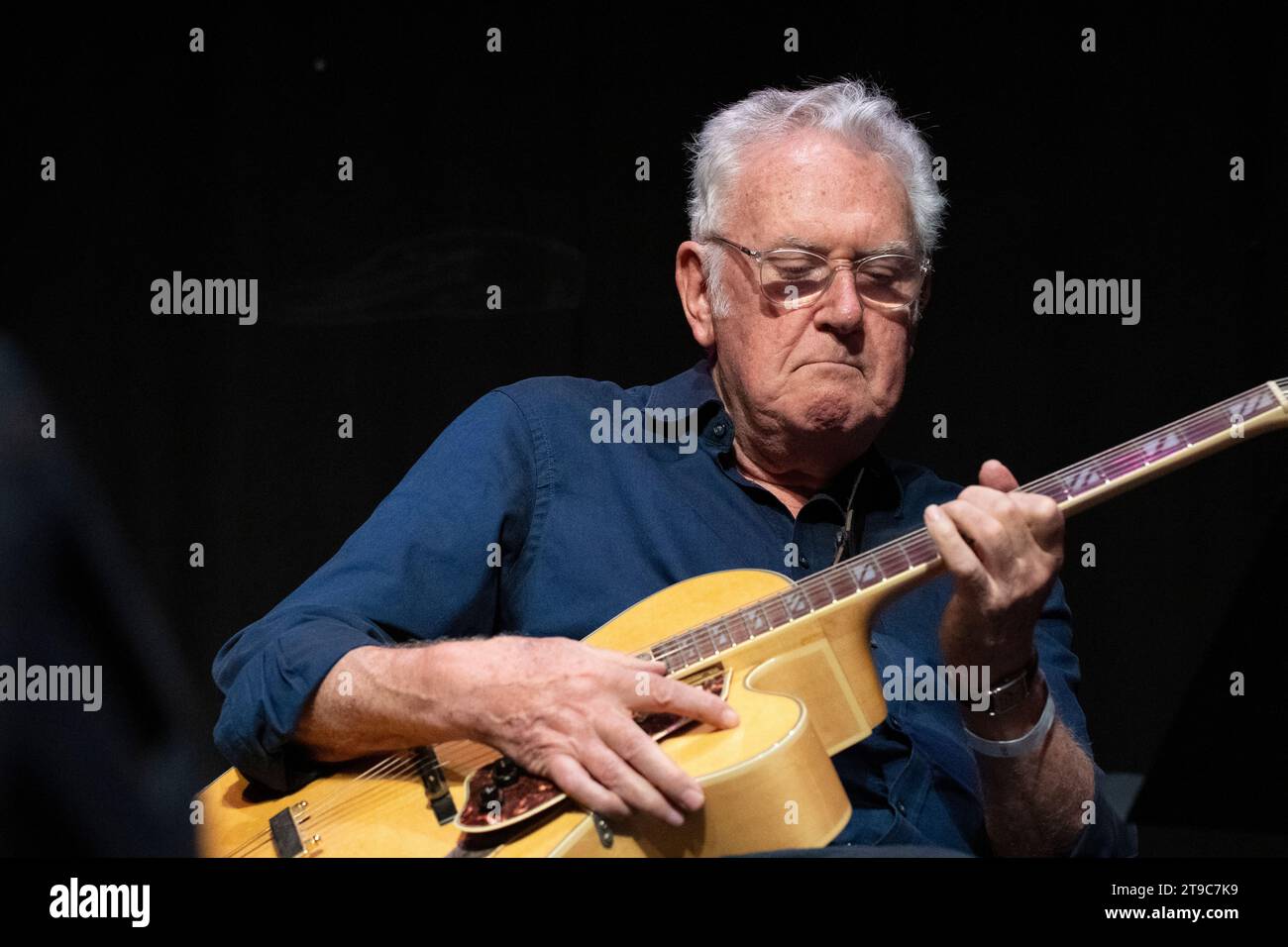 Jim Mullen suona la chitarra con "Mighty Like the Blues", Scarborough Jazz Festival 2023 Foto Stock