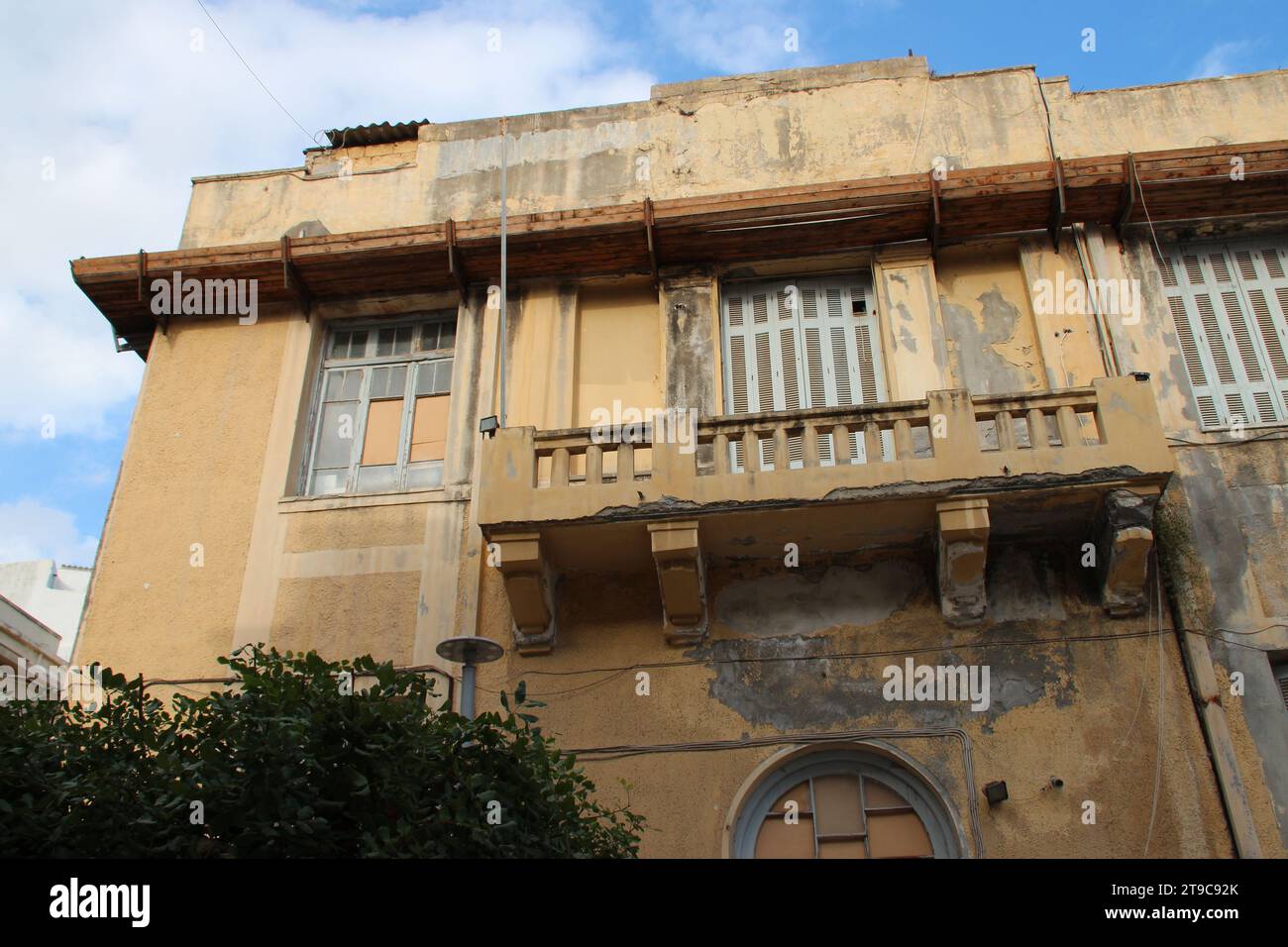 edificio abbandonato a heraklion a creta in grecia Foto Stock